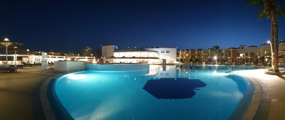 Blue Reef Red Sea Resort Marsa Alam Exterior foto